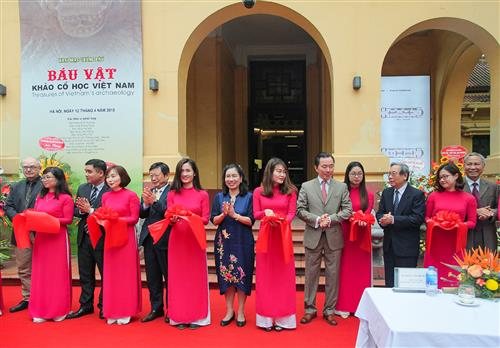 ​  Thứ trưởng Bộ VHTTDL Đặng Thị Bích Liên và các đại biểu cắt băng khai mạc trưng bày “Báu vật khảo cổ học Việt Nam” sáng 12/4/2018